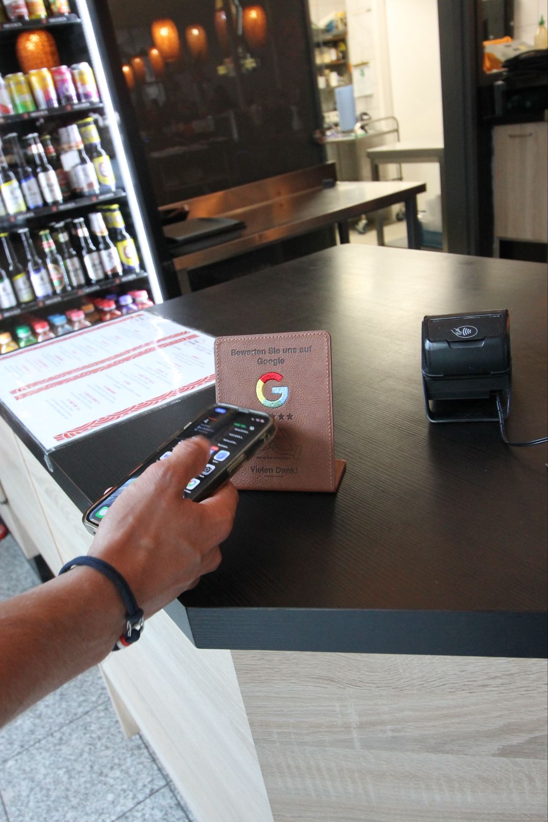 Google Bewertungs-Aufsteller – Premium Kunstleder mit NFC | Reviewify